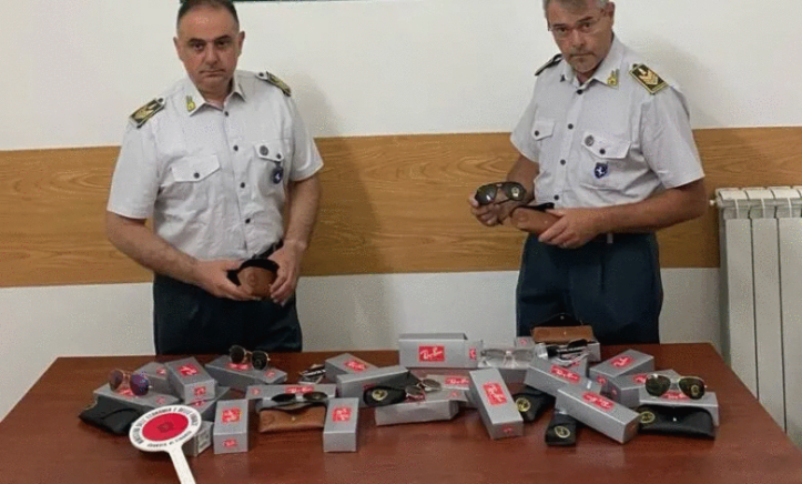 Occhiali da sole RayBan falsi venduti come originali occhiali Rayban falsi
