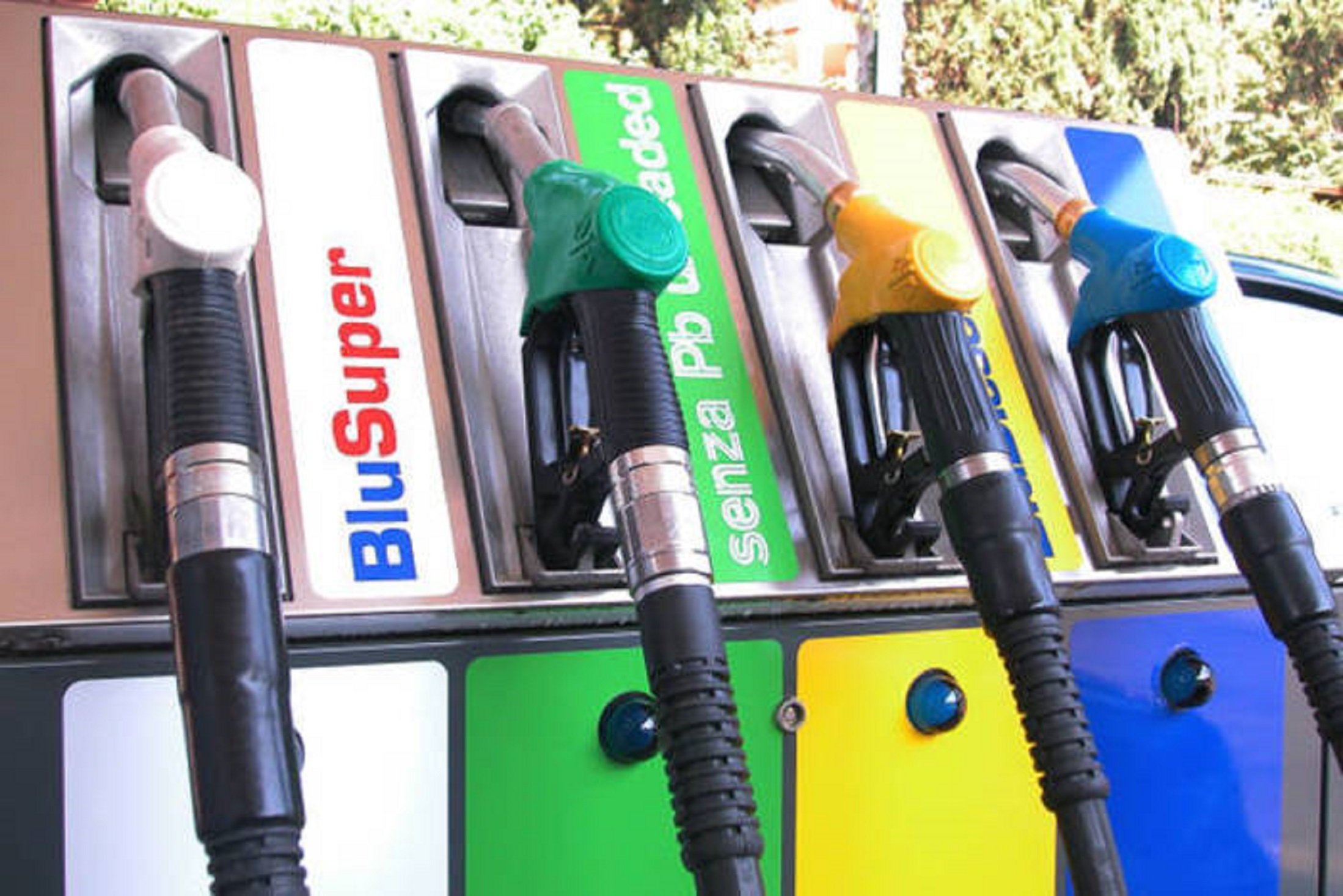 Assalto ai distributori, carburante esaurito: cosa sta accadendo