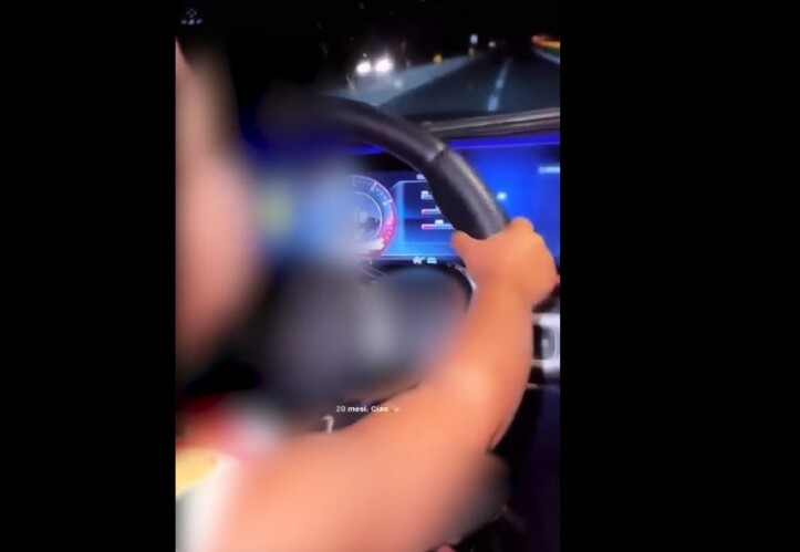Bambina guida ad alta velocità. Il padre filma tutto