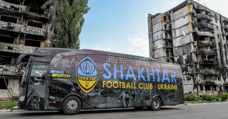 Lo Shakhtar presenta il nuovo pullman tra le macerie di Kiev