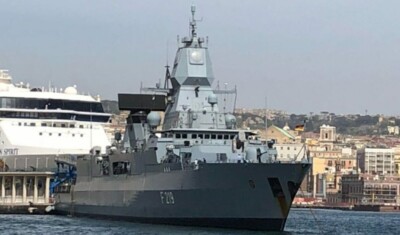 Nave militare greca a Napoli