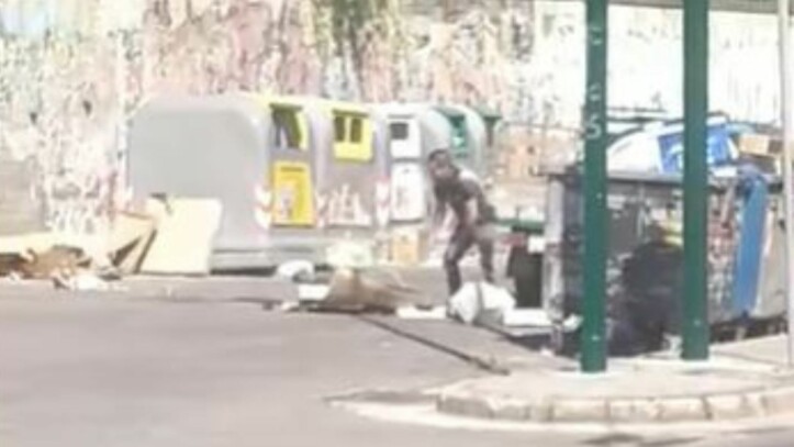 Napoli, sversa rifiuti in strada: ripreso dai residenti napoli rifiuti
