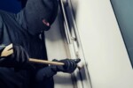 Giugliano: furti in due appartamenti, ladri scappati con l'argenteria