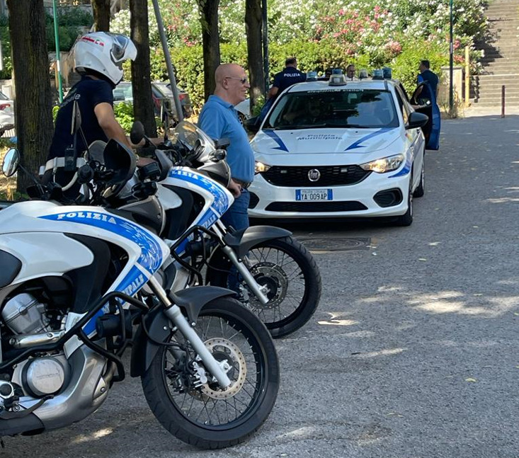 Agenti Polizia Municipale Napoli controlli