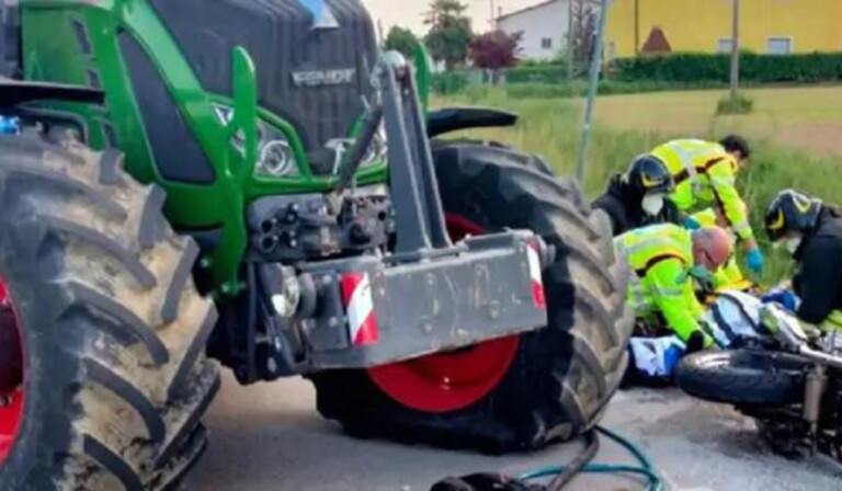 uomo investito da un trattore mentre era sul suo scooter: morto