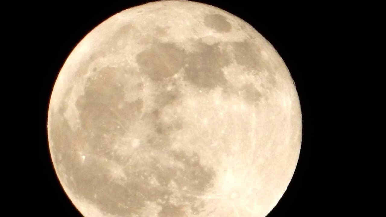 Luna piena novembre 2022 spettacolo nel cielo Napoli ZON