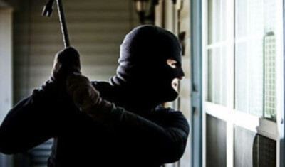 Portici furto in una scuola Due uomini sono stati arrestati a Portici dopo essere stati colti sul fatto mentre rubavano materiale da un istituto scolastico. Sequestrati ferro e rubinetti caricati su un furgone. avellino sventata rapina