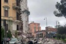 Via Aniello Falcone cade impalcatura di un palazzo al Vomero a causa del maltempo sulla Città: sfiorata la tragedia.