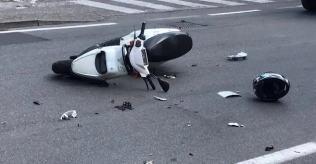 Lutto a Casalnuovo: 17enne muore dopo incidente in scooter