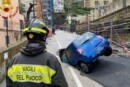 Maltempo Napoli: auto sprofonda in una voragine - VIDEO