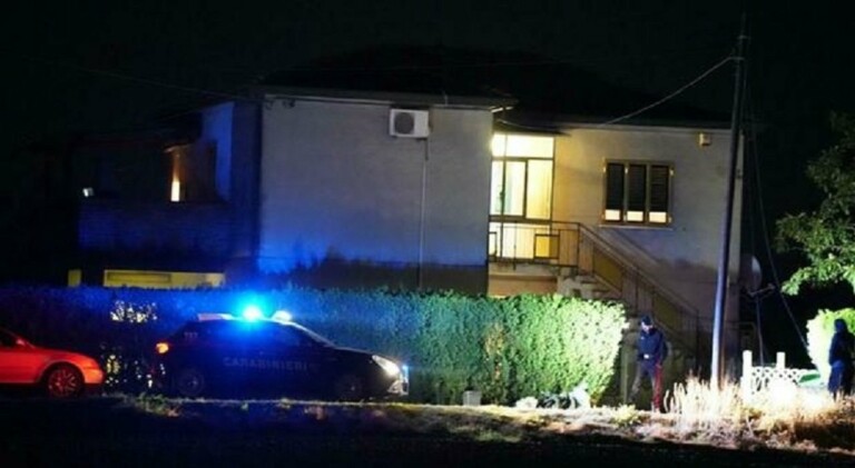 donna morta in casa: forse il figlio di 8 anni a aspararle