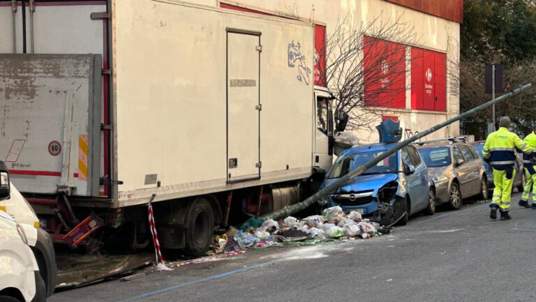 camion travolge auto