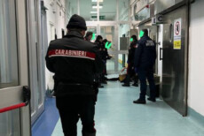 uomo entra in ospedale armato di forbici