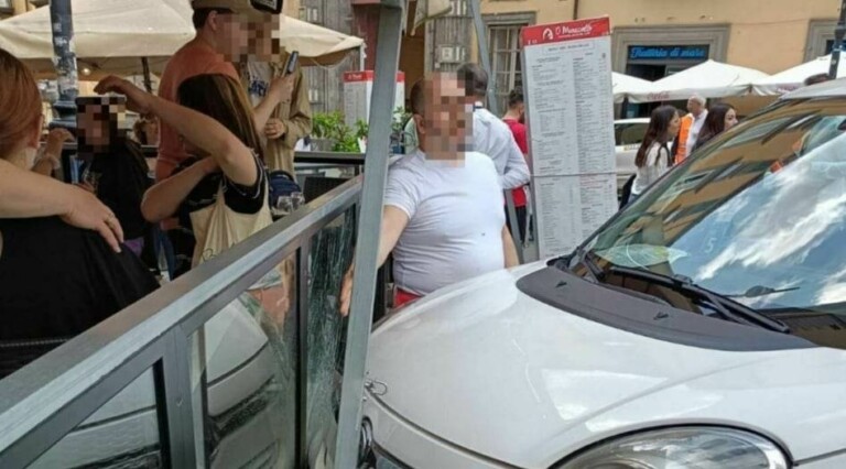 Napoli taxi si schianta contro ristorante