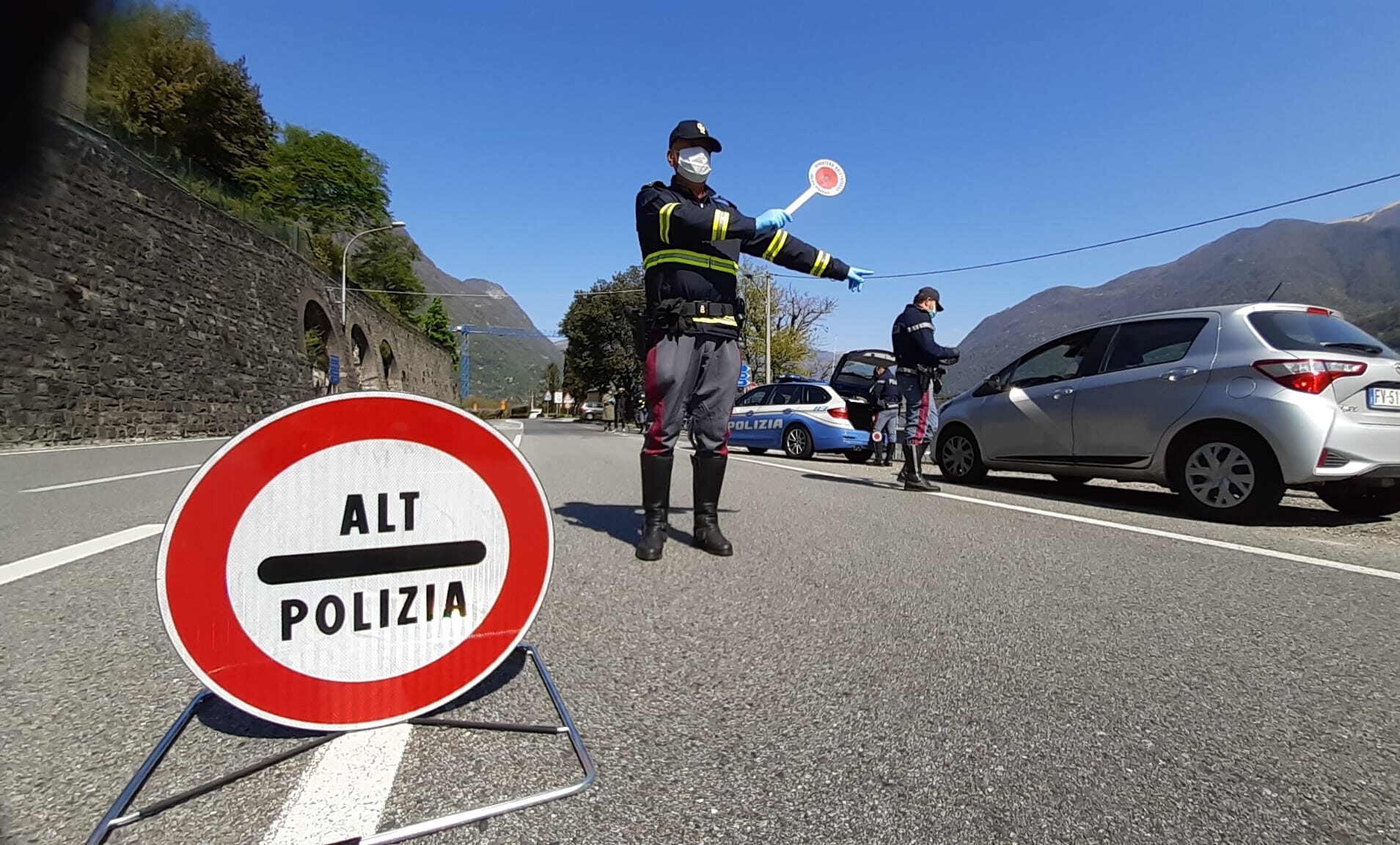 Due arresti nel napoletano: in auto il "kit" del rapinatore