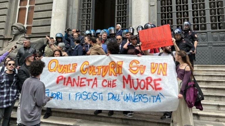 Studenti Federico II contro Sangiuliano: interviene l'antisommossa