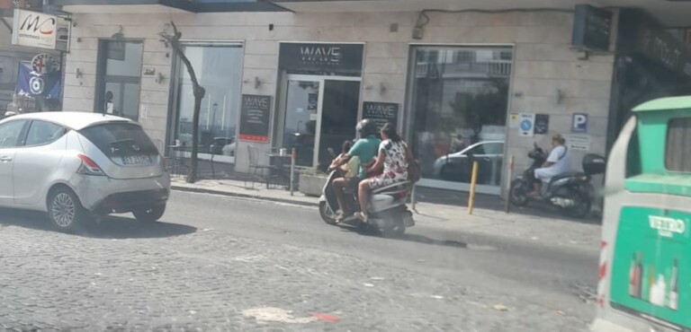 Napoli famiglia scooter