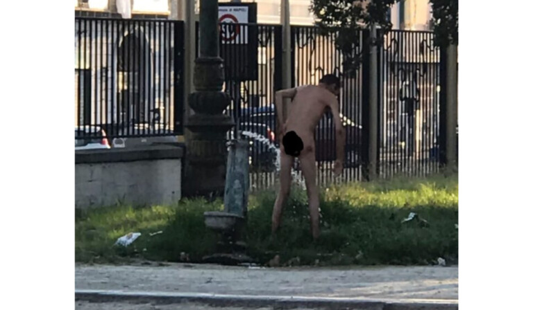 A Napoli clochard nudo in Villa Comunale