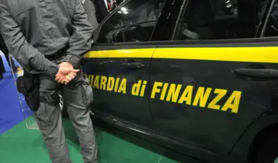 Maxi sequestro di bene per evasione fiscale Gdf Ischia avellino, evasione fiscale Fruttivendolo droga