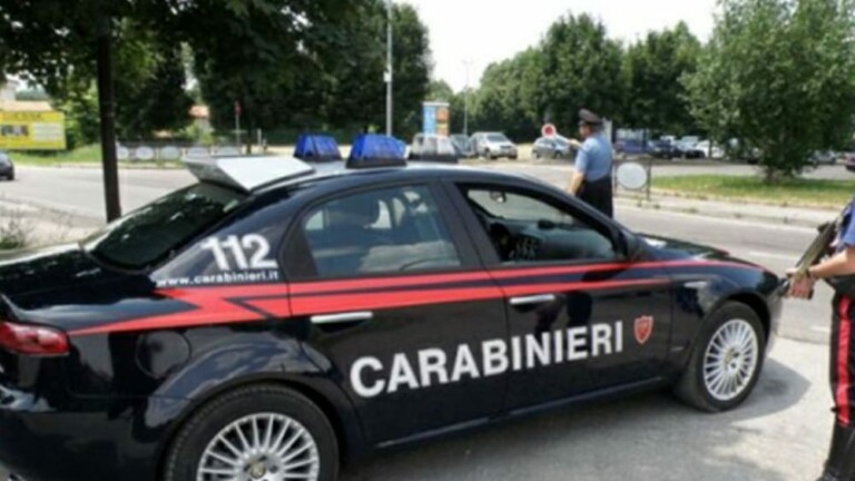 gli rubano l'auto e poi gli sfila davanti in strada