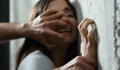 Orrore a Giugliano Sant'Antonio Abate Una lite familiare degenera in un brutale pestaggio tra le mura domestiche a Sant0Antonio Abate. Arrestato il marito 66enne. Salerno: 47enne strangolata dal fidanzato