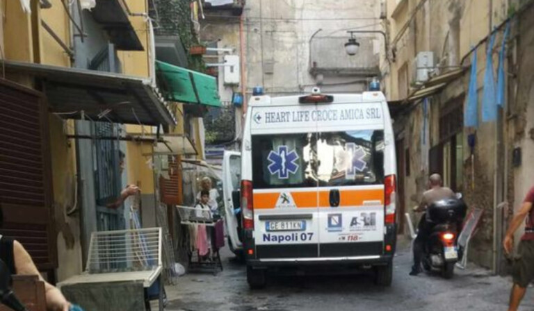 ambulanza bloccata quartieri spagnoli