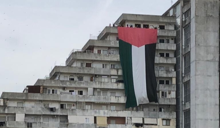 Bandiera della Palestina a Scampia