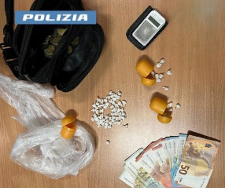 Acerra sorpreso con la droga, gli Agenti della Polizia di Stato del locale Commissariato arrestano uno spacciatore di 41 anni.