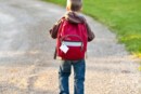 Marigliano fotografa bambini davanti scuola