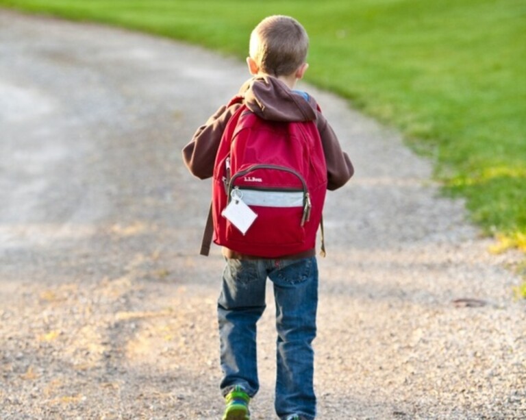 Marigliano fotografa bambini davanti scuola