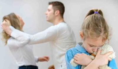 rinchiude moglie e figli in casa