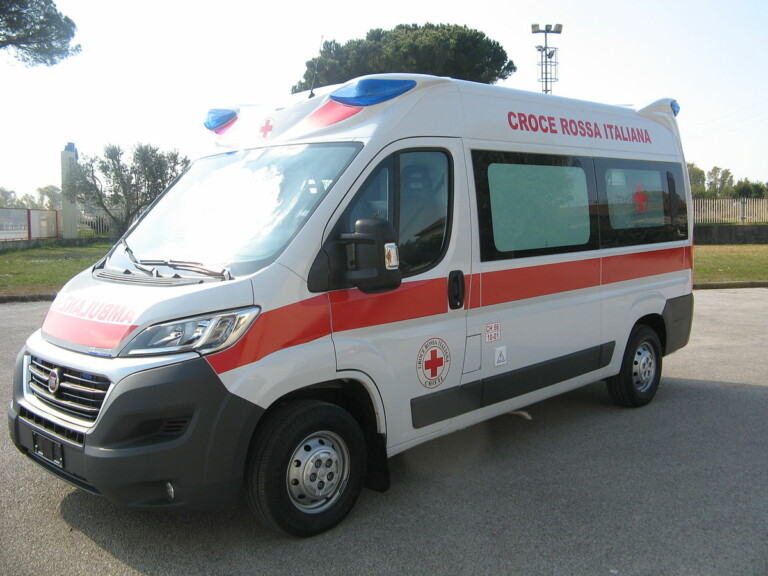 casoria incidente auto moto, Napoli sassaiola ambulanza, tragedia in campania
