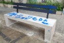 panchina vandalizzata con scritta omofoba