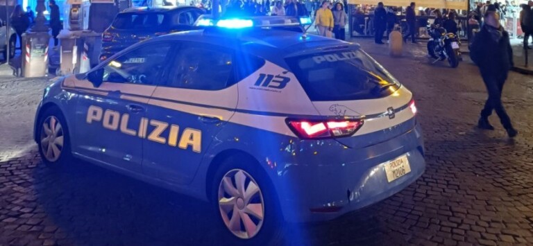 Napoli arrestato 25enne, lancia pietre poliziotti, Afragola rissa, scampia Mugnano di Napoli chiuso bar Piazza Vittoria Rione Villa rapina al vomero, CAPODICHINO CAVALLO RITORNO