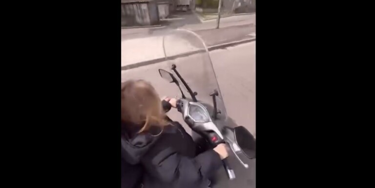 bimbo 6 anni scooter