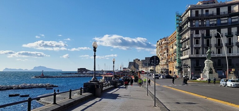 Ormeggi abusivi a Mergellina: intervento della Polizia di Stato e della Guardia Costiera sul lungomare di Napoli.