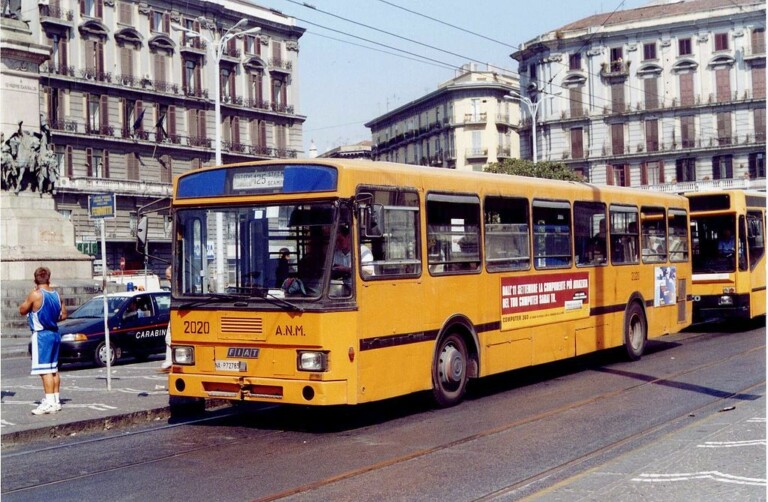 Fotografa minorenne sull'autobus