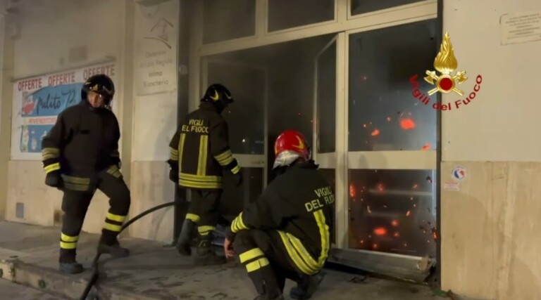 Incendio negozio Casalnuovo