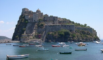 Forio d'Ischia, hotel chiude per rischio crolli sul costone roccioso