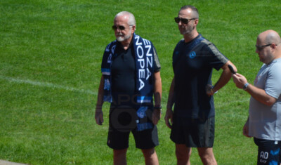 Aurelio De Laurentiis accelera il progetto del nuovo centro sportivo del Napoli a Qualiano. Con un investimento di 45 milioni di euro. Ritiro Dimaro, il patron del Napoli arriva in Val di Sole accolto dagli applausi e dai cori dei tifosi. aurelio de laurentiis adl