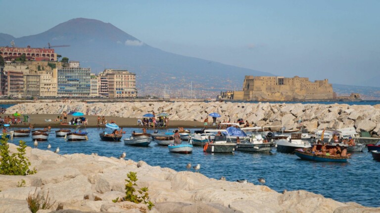 sequestrati furgoni pub lungomare napoli