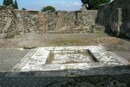 POMPEI TURISTA DANNEGGIA CASA DELLE VESTALI