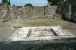 POMPEI TURISTA DANNEGGIA CASA DELLE VESTALI