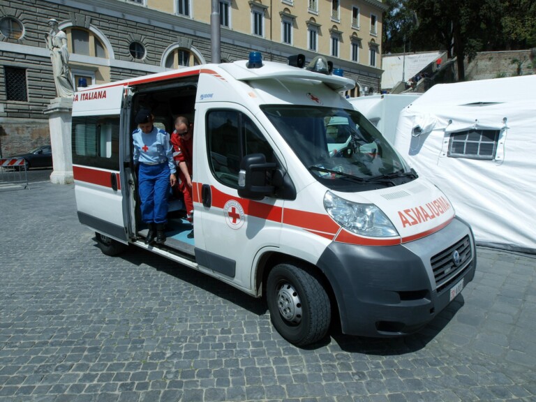 napoli svaligiano ambulanza