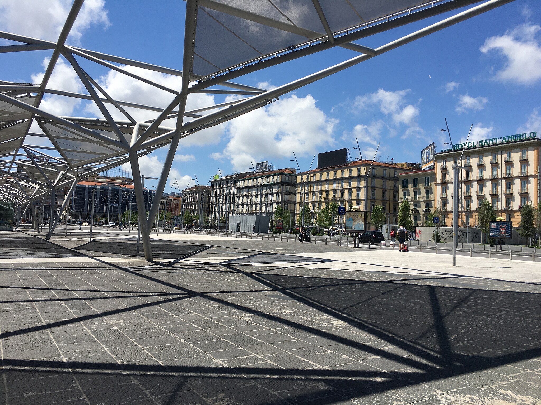 Piazza Garibaldi Arrestato a Napoli un 18enne armato di machete e pistola in Piazza Garibaldi. Dopo una fuga e una colluttazione con la Polizia, il giovane &egrave; finito in manette.Violenza a Napoli: passante rapinato in pieno giorno