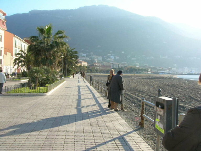 Aggredito dal branco a Castellammare