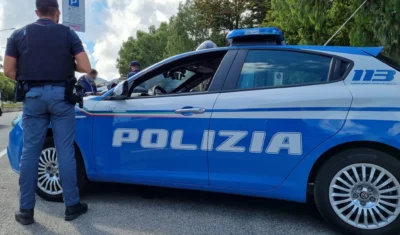 rapina donna colpita con una pietra