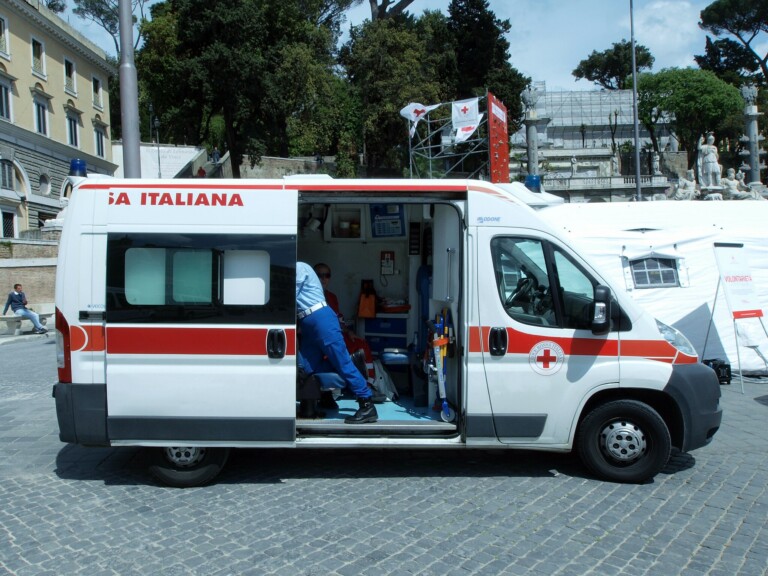 Ragazzino investito fuori scuola