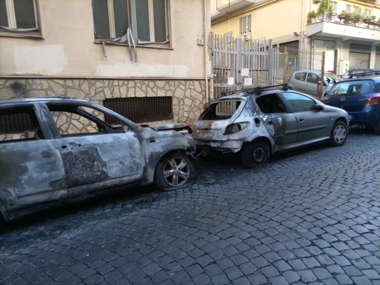 Incendio al Vomero nella notte: auto andate al rogo, sul posto sono intervenuti i Vigili del Fuoco a domare le fiamme.