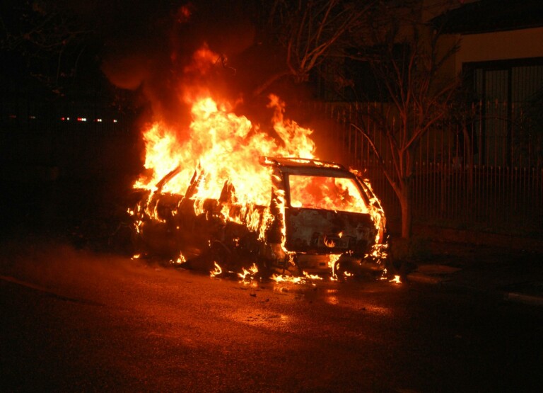 auto incendiata per dispetto